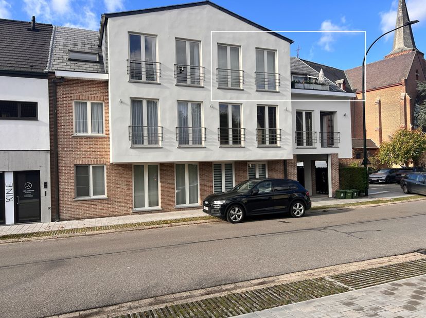 Au deuxième étage à droite, nous trouvons cet appartement spacieux et prêt à emménager d'une chambre de 103 m² avec une belle terrasse (Année de const