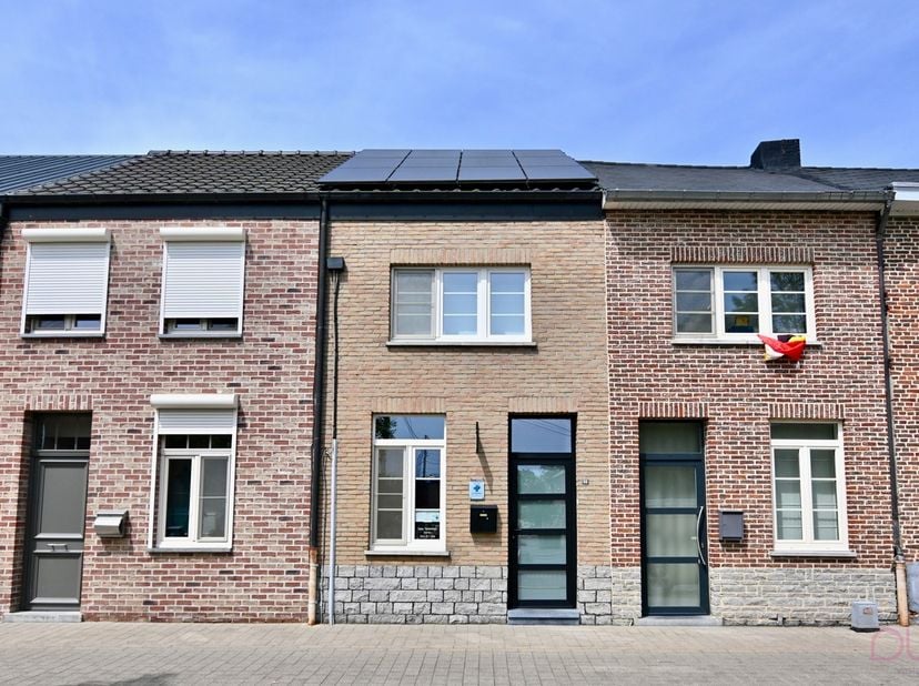 Ontdek deze gezellige en instapklare woning, gelegen in een rustige straat in het centrum van het pittoreske Zoutleeuw. Het huis ligt op wandelafstand
