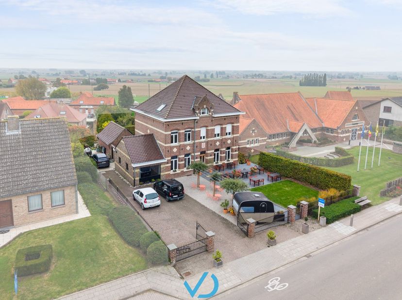In het hart van Nieuwkerke ontdek je deze uitzonderlijke voormalige directeurswoning uit 1923 – een uniek pand waar karakter, authenticiteit en hedend