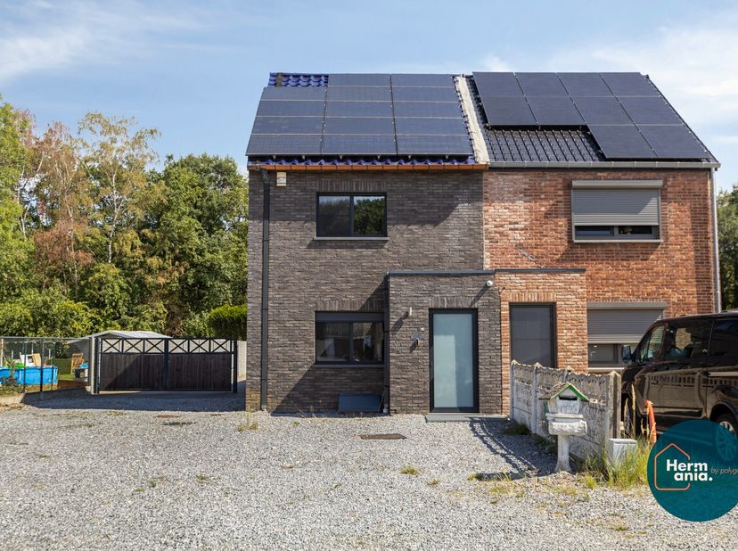 Instapklare gezinswoning met 4 slaapkamers, garage en EPC A in Genk.<br />
<br />
Op zoek naar een ruime woning waar je letterlijk je koffers kunt uit