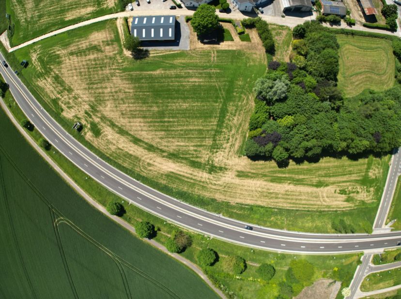 Idéalement situé le long de la Nationale 5 (sortie Les Bons Villers) et bénéficiant d'une excellente visibilité, terrain agricole de 1 hectare 45 ares