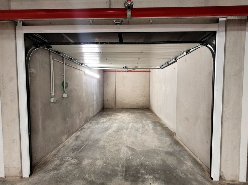 Gesloten garagebox te huur in nieuwbouwresidentie Eclips.<br />
Dichtbij het centrum van Middelkerke.<br />
Afmetingen: lengte 5m x breedte 3m.  Gar