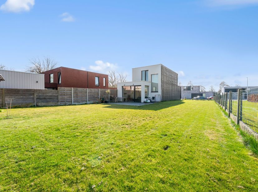 Energiezuinige topper te koop in Wevelgem  recente woning (2021)<br />
Je betreedt de woning via de inkomhal en komt vervolgens in de open leefruimte