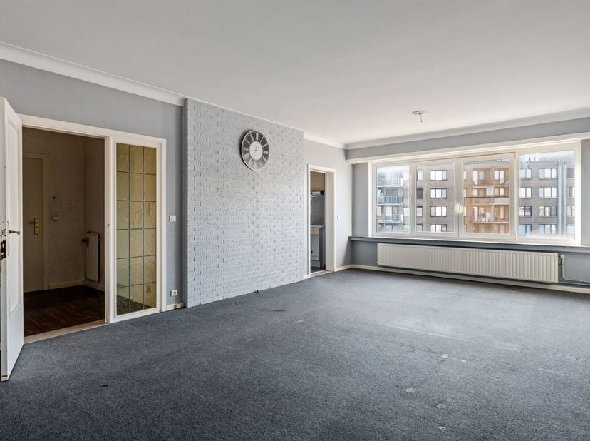 Ligging: Dit appartement is zeer gunstig en centraal gelegen nabij de Lambrechtshoekenlaan/Victor Govaerslaan. Op wandelafstand van verschillende scho