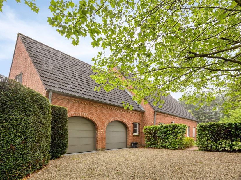 Klassieke en charmante villa uit 1988 met enorm potentieel op een prachtig perceel van +/- 20a49ca te JEZUS-EIK. De villa bevat: ruime inkomhal met ap