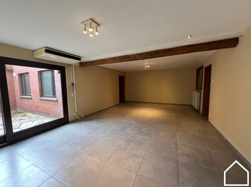 Bij het betreden van het appartement komt u terecht in de inkomhal, waar zich meteen een apart toilet bevindt. Van hieruit heeft u toegang tot de leef