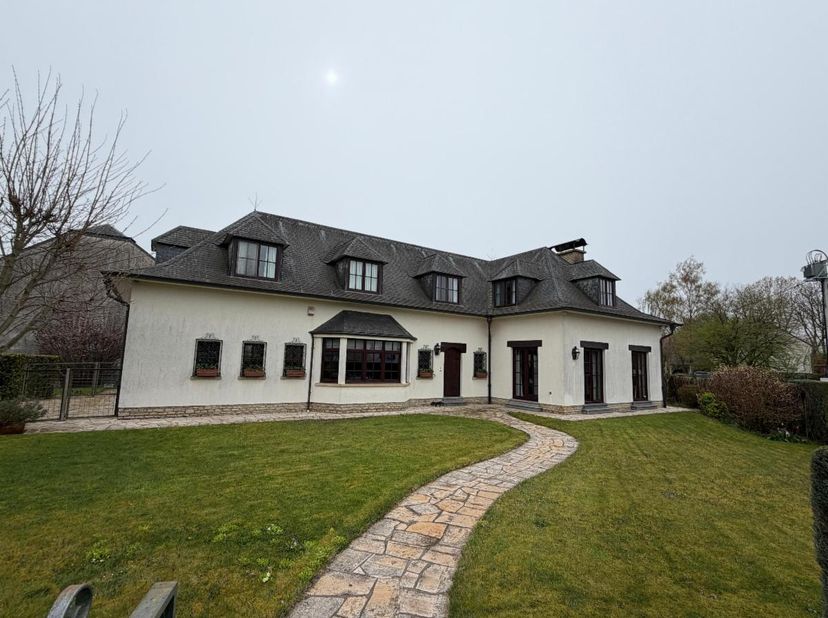 PROPRIETE D'EXCEPTION<br />
<br />
Au cœur de Florenville, à proximité immédiate de toutes les commodités, se dévoile une demeure rare, empreinte d’él