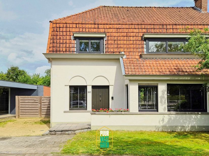 Knap gerenoveerde interbellum burgerwoning met behoud van authentieke elementen en heel wat troeven:<br />
- Energie-efficiënt (EPC B)<br />
- Asbestv