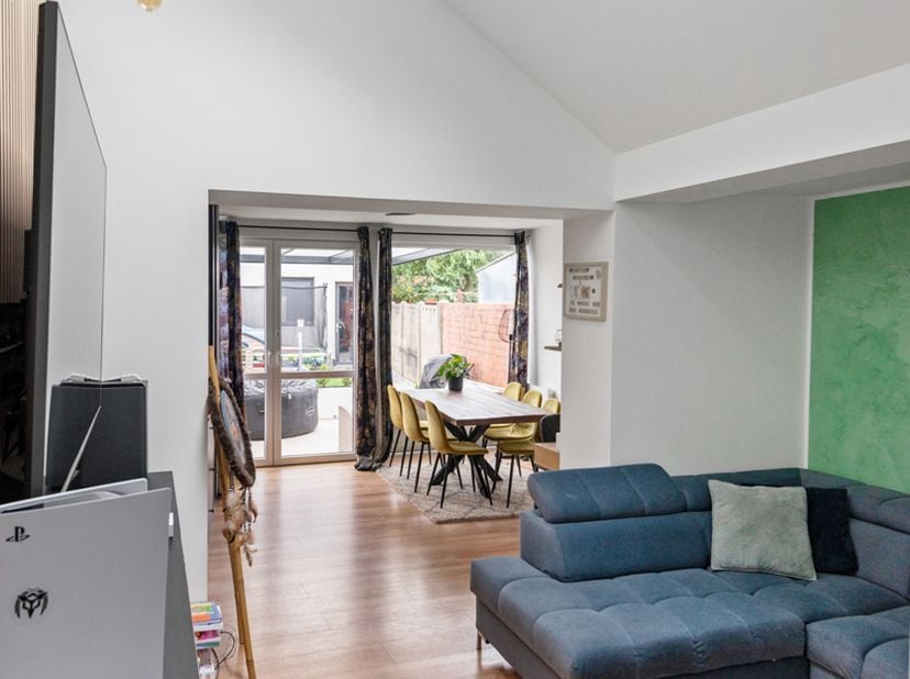 In de rustige Kerkhofstraat in Niel ontdek je deze volledig en energetisch gerenoveerde woning met een ruime garage en aparte studio bovenop. Een idea
