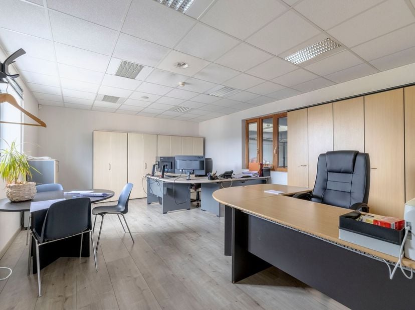 Veelzijdige industriehal van ca. 830 m² met kantoren en moderne voorzieningen<br />
<br />
Bent u op zoek naar een ruime en technisch goed uitgerust