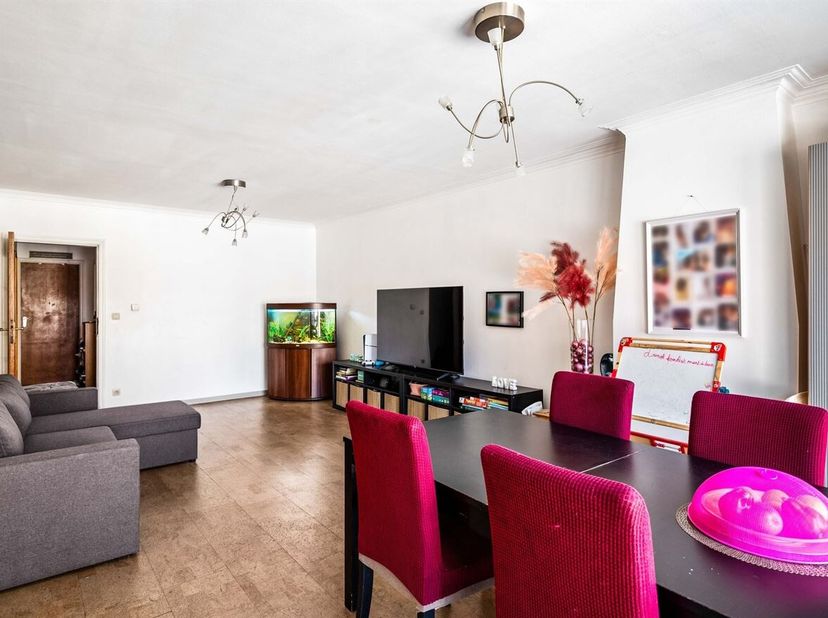 Dit gezellige appartement is gelegen op de eerste verdieping van een kleinschalig gebouw (zonder lift) in de Baron Leroystraat en combineert het beste