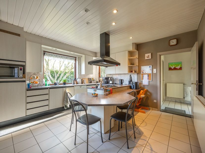 Ruime instapklare woning te koop in Hamont-Achel!<br />
Deze ruime woning, verbouwd in 1992 beschikt over 191m² woonoppervlakte. De woning werd vervol