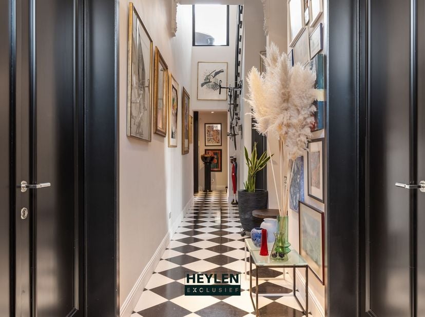 In het charmante dorpscentrum van Meerdonk, langs Meerdonkdorp en de Teerlingstraat, bevindt zich deze uitzonderlijke en uiterst exclusieve eigendom w