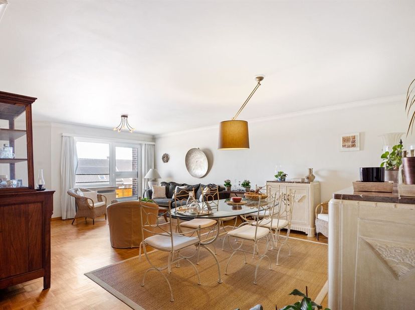 INSTAPKLAAR APPARTEMENT MET TWEE TERRASSEN EN GARAGE<br />
Dit instapklare appartement is gelegen in Duffel, op korte afstand van scholen, winkels en