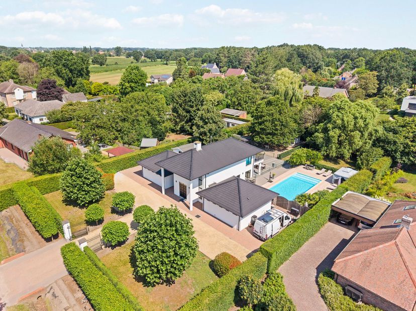 Californisch geïnspireerde villa met zwembad.<br />
<br />
Deze karaktervolle villa uit 1997 is gelegen op een royaal perceel van 2.481 m² en ondersch