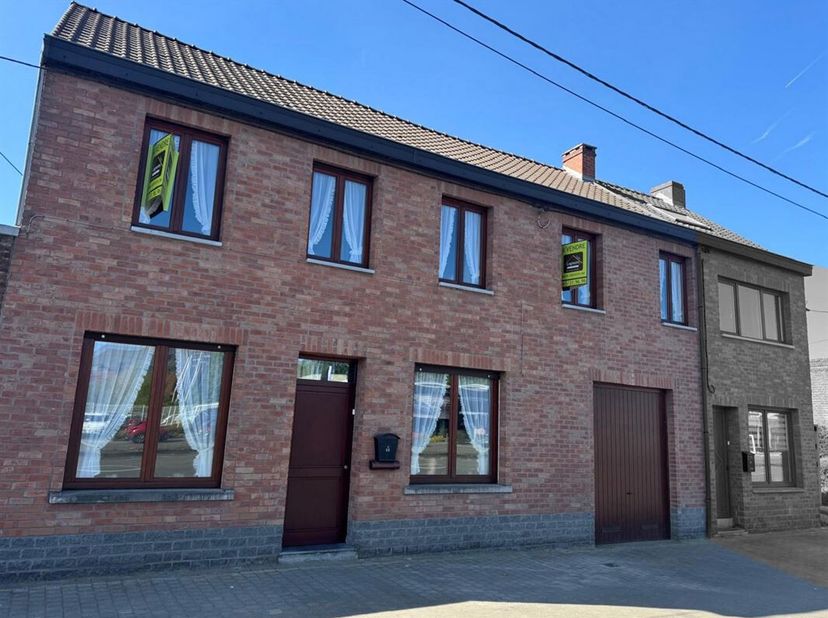 Prix: Offre à partir de 270.000 euros, frais d'agence non inclus et à charge de l'acquéreur. <br />
Maison habitable rapidement et comprenant: <br />