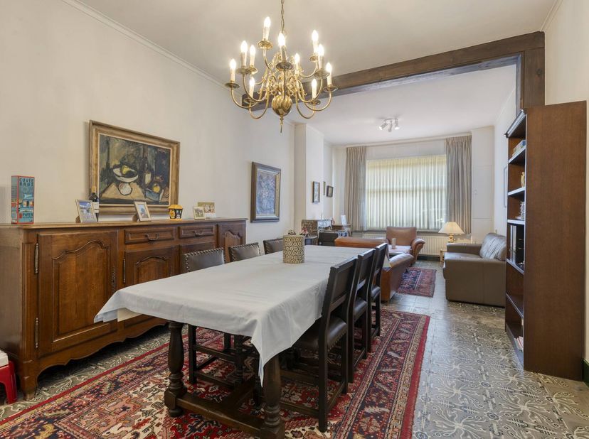 Unieke en bijzonder ruime woning met een indrukwekkende brede inkomhal, ideaal voor grotere gezinnen of voor wie houdt van veel leefruimte en comfort.
