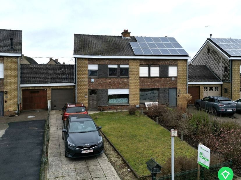 Deze ruime woning is gelegen op een uiterst centrale ligging in één rustige wijk, dit kortbij het centrum, Bosmolens, autosnelweg, winkels en scholen!