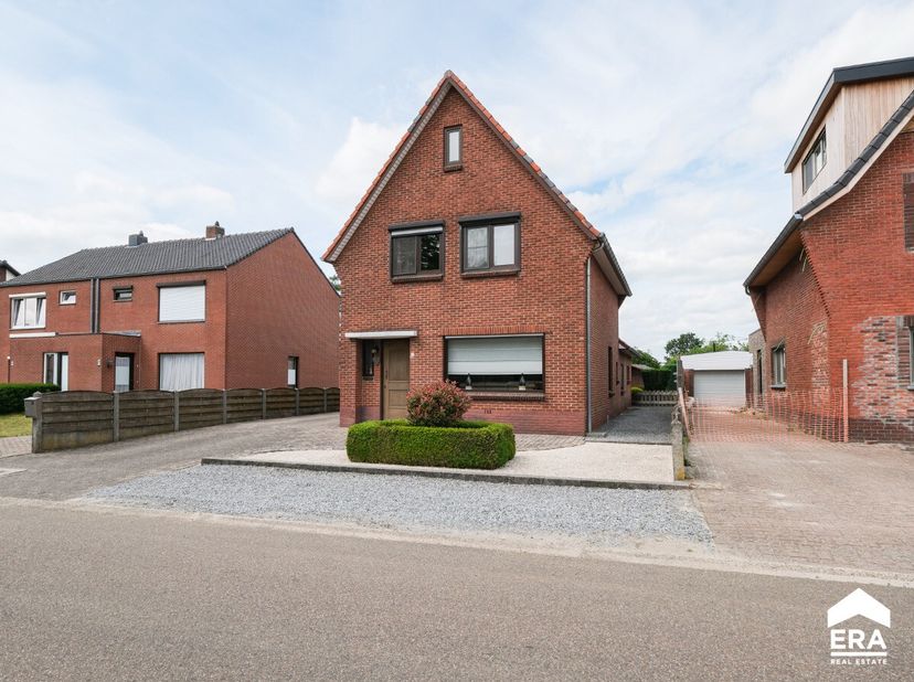 Gezellige, zeer degelijk onderhouden woning op een toplocatie dicht bij winkels, supermarkten, scholen, openbaar vervoer en wandel - &amp; fietsroutes. De