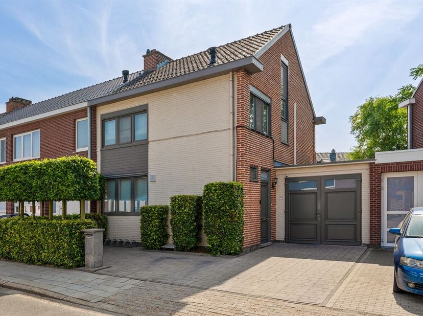 Instapklare gezinswoning met 4 slaapkamers, garage en tuin<br />
Gelijkvloers<br />
Via de inkomhal met gastentoilet betreedt u de woning. Vanuit de i