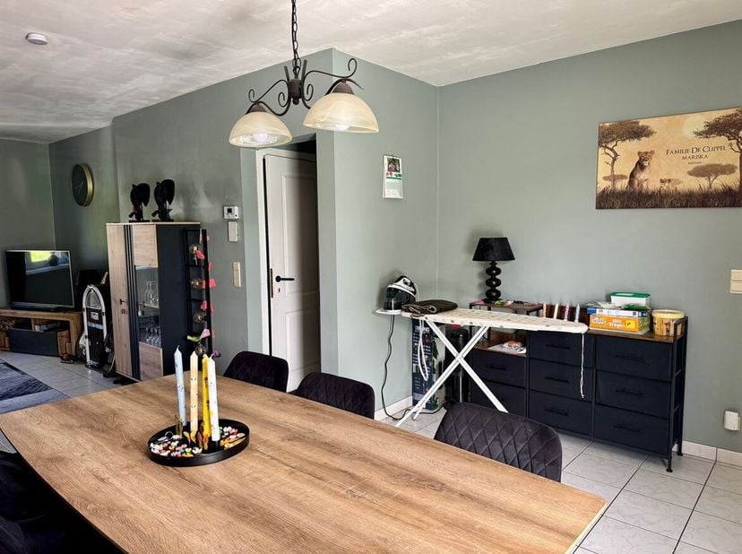 Instapklaar appartement met 2 slaapkamers en terras, ideaal gelegen in het hart van Lier!<br />
Ligging:<br />
Dit charmante appartement bevindt zich