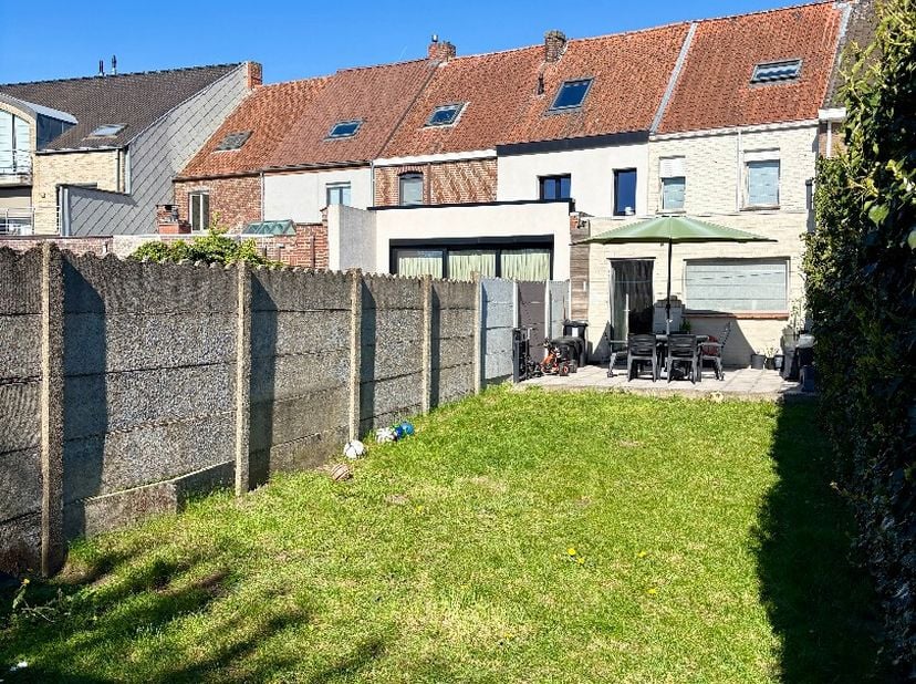 Bij het betreden van deze woning wordt je verwelkomd in de ruime inkomhal, die je toegang biedt tot de aangename en lichtrijke leefruimte. De leefruim