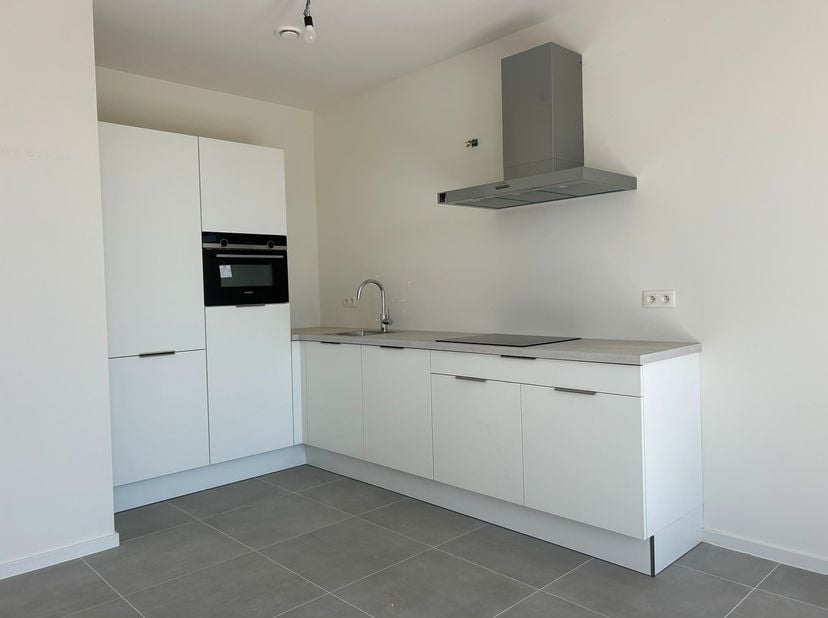 Dit appartement op de 3e verdieping in nieuwbouwproject Hof&amp;nbsp;Berlamuze&amp;nbsp;combineert eigentijds wooncomfort met een groene en rustige omgeving,