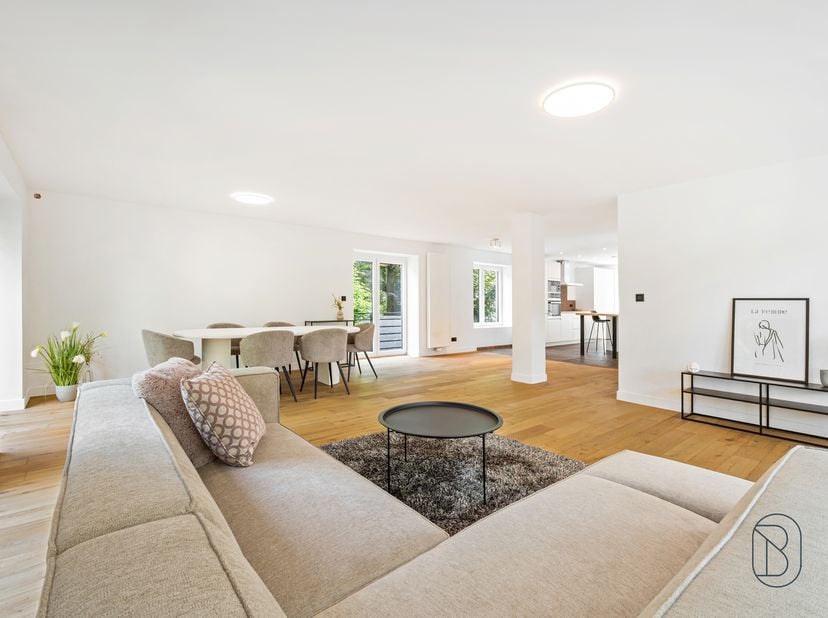Topgelegen, volledig gerenoveerde, openstaande bebouwing met 3SLK, 2BDK, dubbele garage en tuin! <br />
Bent u op zoek naar een stijlvolle woning waar