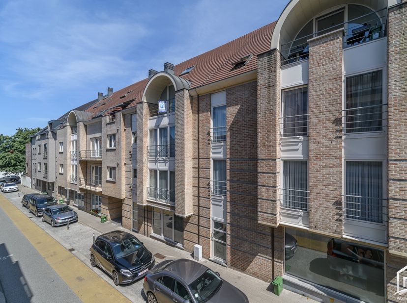 Dit mooi en instapklaar duplex-appartement is gevestigd in de Sint-Jobstraat in hartje Aalst en is voorzien van ruim terras en aparte garagebox.&amp;nbsp;