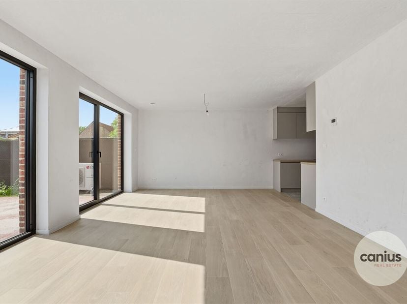 KNAPPE NIEUWBOUWWONING MET 3 SLPKS<br />
Veerstraat 60B is de thuisbasis van deze knappe nieuwbouwwoning, dit pand bevindt zich achter de prachtige va