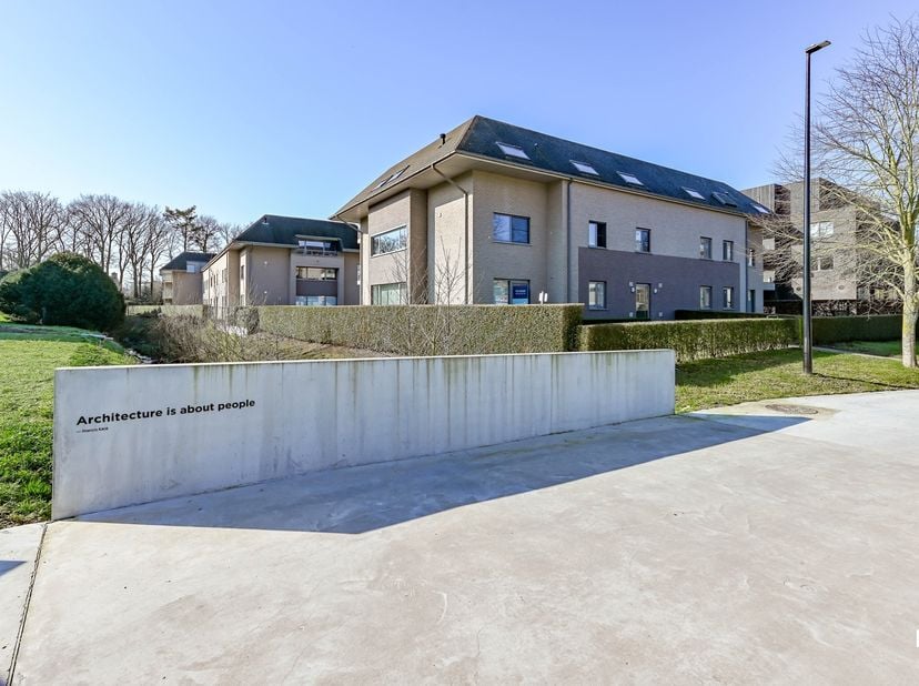 Dit lichtrijk en energiezuinig hoekappartement is gelegen op de gelijkvloers verdieping van residentie 'De Neerveust'. De locatie wordt gekenmerkt doo