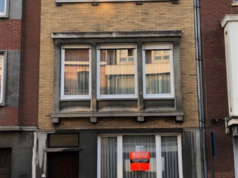 Ruime woning gelegen rand centrum.   Inkom, living, keuken, toilet, binnenkoer, badkamer, 4 slaapkamers, kelder.  Vrij 01/08/2026.  Eepc 304 kWh/m² -