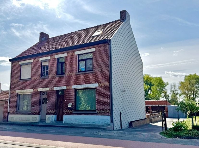 Deze goed onderhouden halfopen woning beschikt over een praktische indeling, een zonnige tuin met open zicht en een ruime oprit met plaats voor meerde