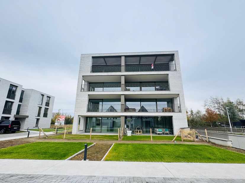 Prachtig penthouse met 2 slaapkamers, ruim terras en autostaanplaats en kelderberging op wandelafstand van het centrum van Herk-de-StadDit appartement
