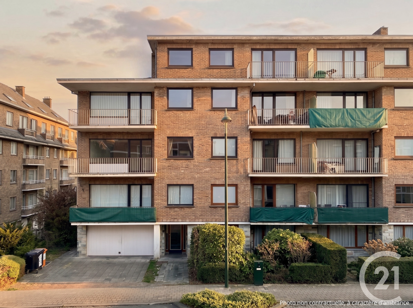 Dit appartement ligt in een rustige en groene woonwijk en biedt een vredige leefomgeving, terwijl het toch dicht bij winkels, scholen en openbaar verv