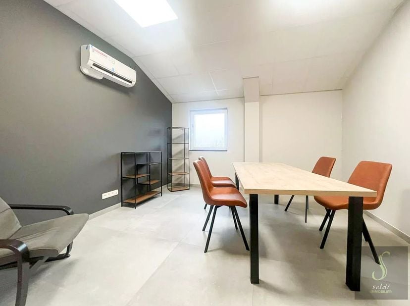 Bedrijfsvastgoed te huur in 24Allée de la Valériane,
                    7160 Chapelle-lez-Herlaimont