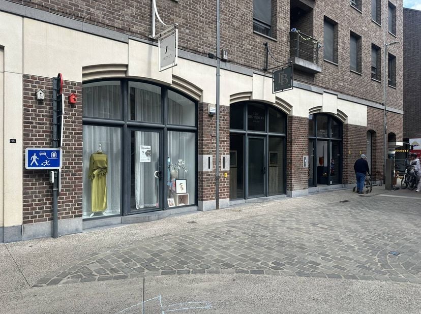 In de Witte Nonnenstraat, in het hart van Hasselt, bevindt zich deze bijzondere commerciële ruimte van ca. 58 m².<br />
<br />
Het pand springt meteen