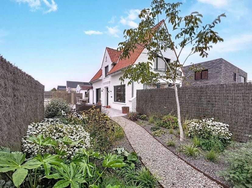 Instapklare Awoning geheel gerenoveerd in 2020 op interessante locatie (Bosmolens) het gelijkvloers (vloerverwarming) bestaande uit een inkomhal, geze