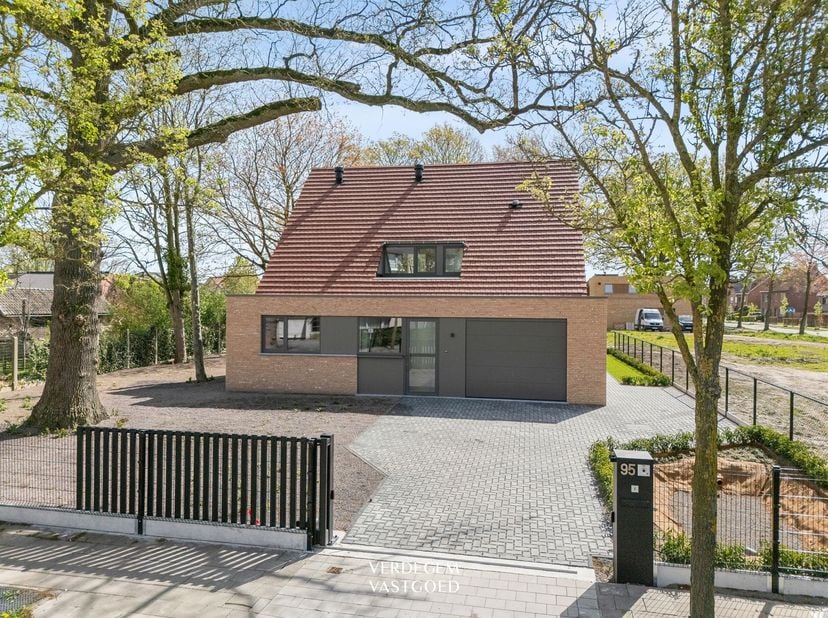 Emplacement<br />
La propriété est située dans le centre absolu de Sleidinge.<br />
Le centre du village, avec son marché hebdomadaire le vendredi,