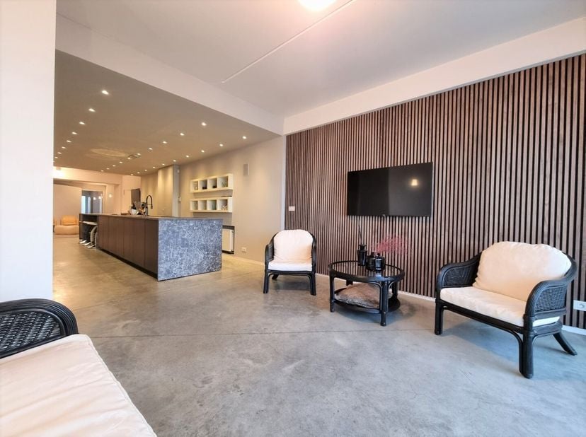 Uniek aanbod: enorm ruim appartement met hoog 'loft'gehalte van maar liefst 271m² op de zeedijk van Heist. Het eigendom geniet een zeer hoge graad van