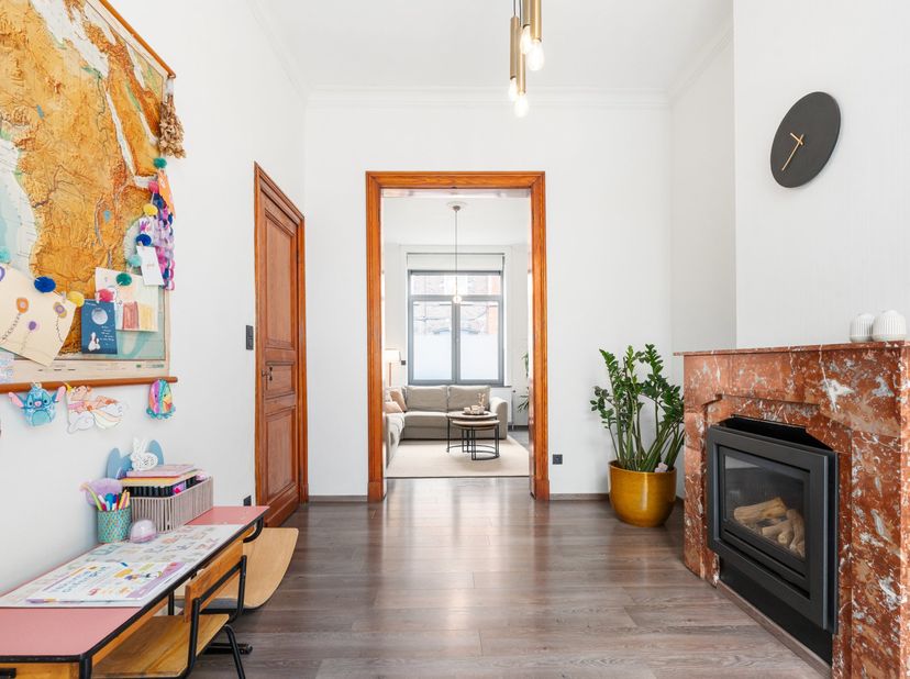 Sommige woningen voelen meteen goed aan. Deze karaktervolle stadswoning in Ronse combineert verrassend veel ruimte met de warmte en charme van een aut