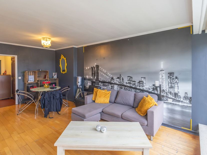 Charmant appartement 2 chambres, situé dans le centre de Charleroi. <br />
Ce bien est situé au dernier étage (sixième) offrant une superbe vue sur l