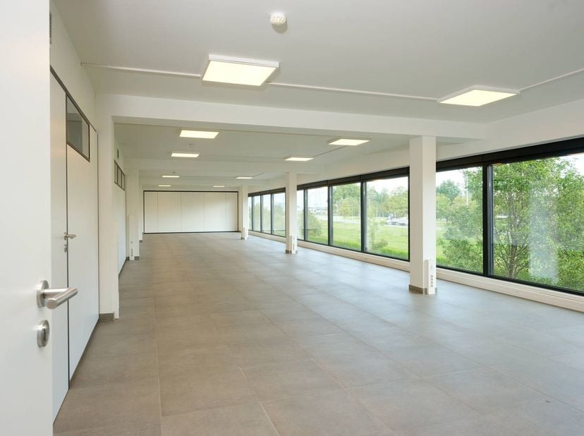Ces espaces de bureaux modernes (85 m² - 207 m²) sont situés aux premier et deuxième étages d'un immeuble de bureaux parfaitement situé à Eeklo. Le bâ