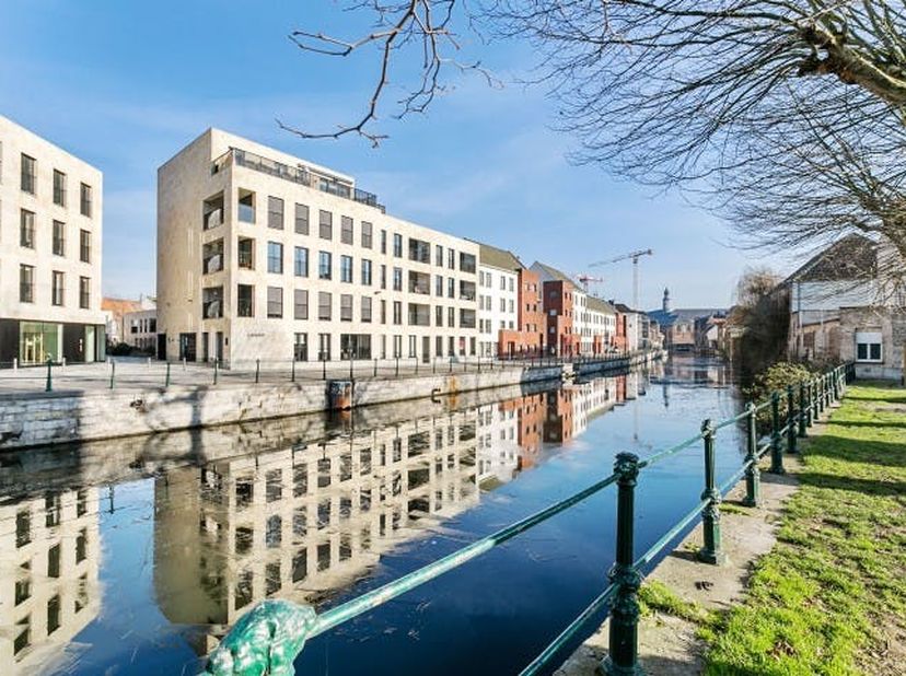 Langs de Sint Antoniuskaai en aan het sierlijke Sint Antoniushof ligt dit prachtige appartement in de residentie ‘Lievehof’. Wonen in een oase van rus