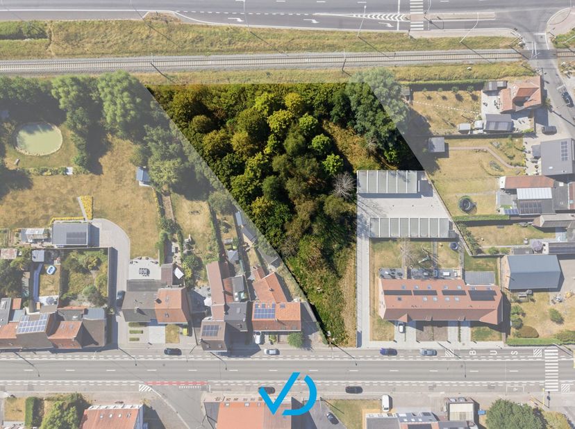 Langs de Poperingseweg in Vlamertinge vinden we deze open bouwgrond terug, ideaal gelegen voor wie rustig wil wonen en toch een vlotte verbinding naar