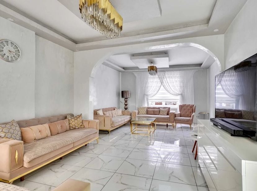 Deze gerenoveerde gezinswoning telt vier slaapkamers, twee moderne badkamers en een grote, vrij in te richten zolder.<br />
Een terras en lange, zuidg