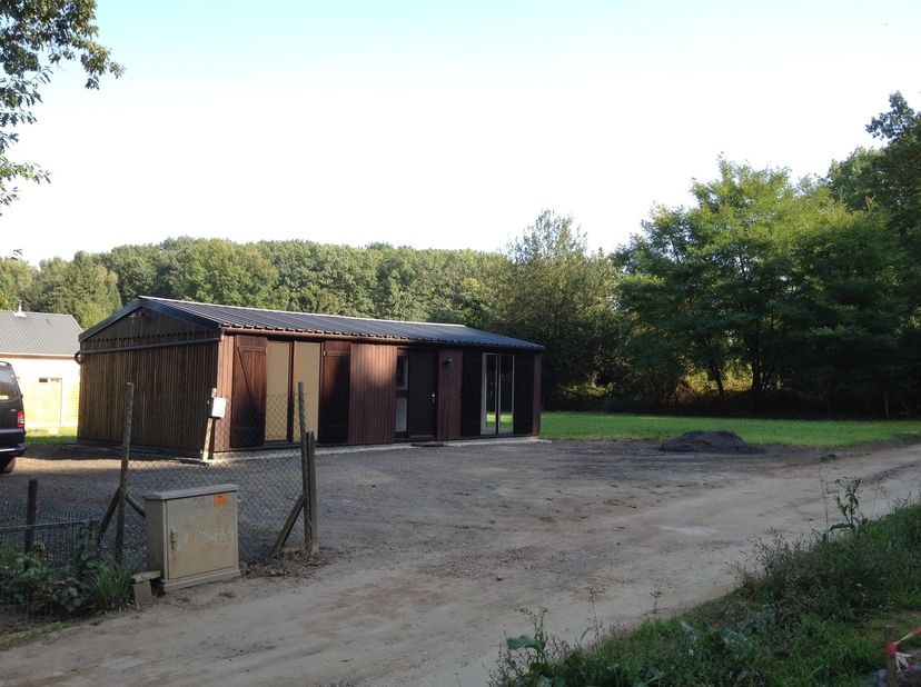 Recent opgefriste bungalow/chalet van 60m² met 1 grote slaapkamer (16m²), ruime living met open keuken, badkamer met ligbad en dubbele douche, ruime b