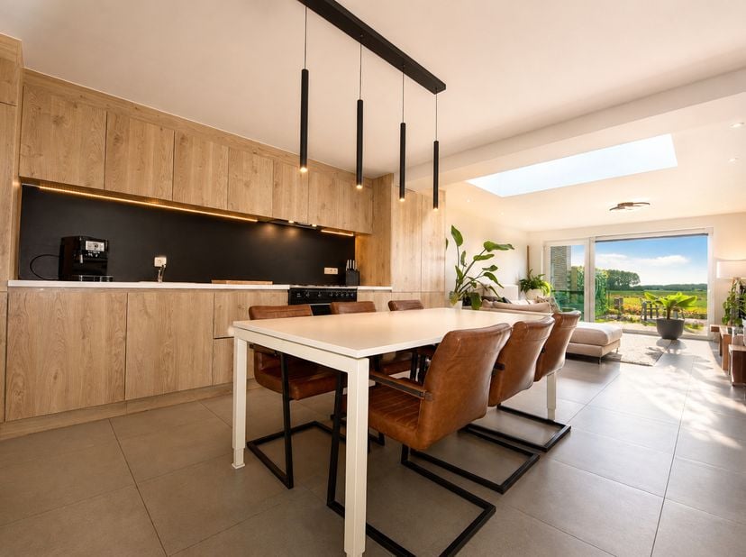 Deze moderne, gerenoveerde, instapklare woning is centraal, rustig gelegen nabij het centrum van Waarschoot nabij de groene rand van Lievegem. <br />