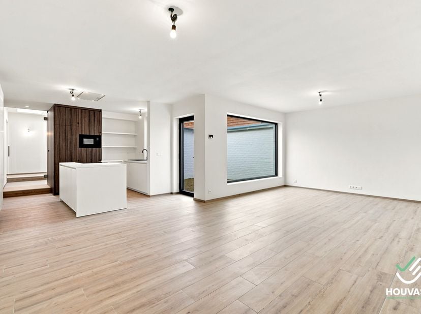 Centraal gelegen in de winkelstraat van Diksmuide, met alle voorzieningen (winkels, horeca, scholen, openbaar vervoer) op wandelafstand, vindt u dit v