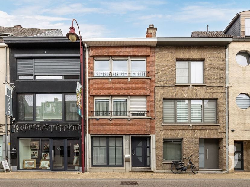 Op een absolute toplocatie, pal in het centrum van Aarschot, bevindt zich deze ruime woning uit 1959 met een bewoonbare oppervlakte van 183 m². Hier g